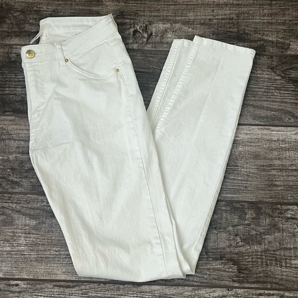 White High-Waisted Jeans